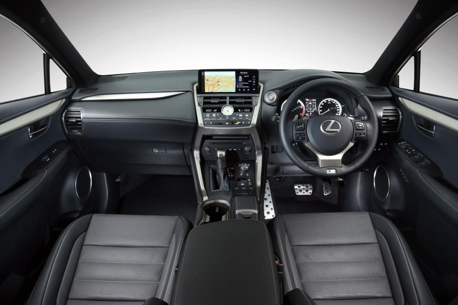 Торпедо Lexus NX300 F-Sport 2017 года  (ZA) (фото 6 из 40)